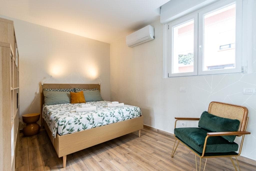 Camera da letto curata con dettagli verdi