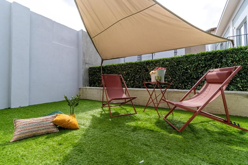 Giardino privato con sdraio e zona relax